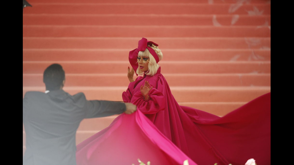 ИЗНЕНАДИ НА ЧЕРВЕНИЯ КИЛИМ: Звездите, трансформирали тоалетите си пред публиката