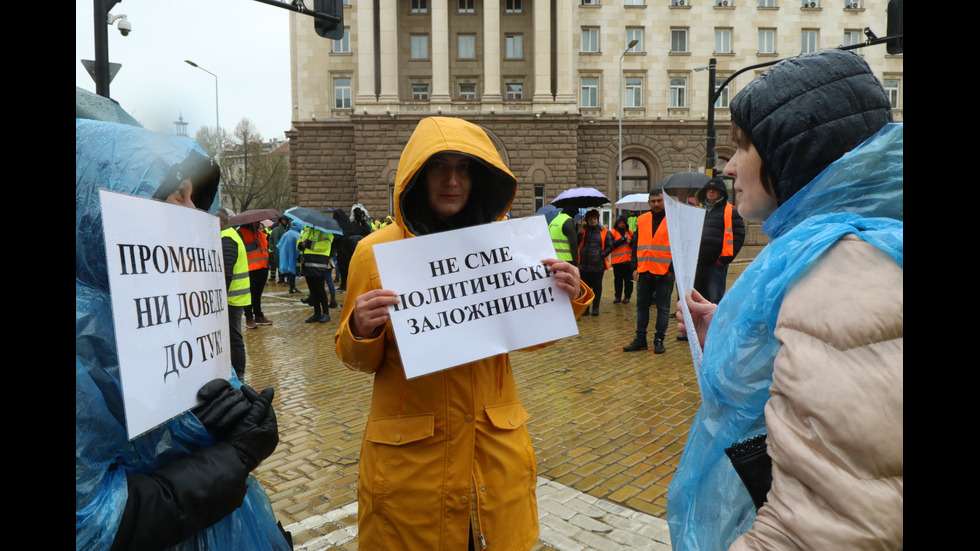 Пътните строители отново на протест, паркираха камиони пред Народното събрание