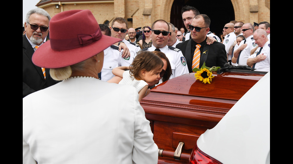 ТРОГАТЕЛНО: Децата на пожарникарите, загинали в Австралия, разплакаха света