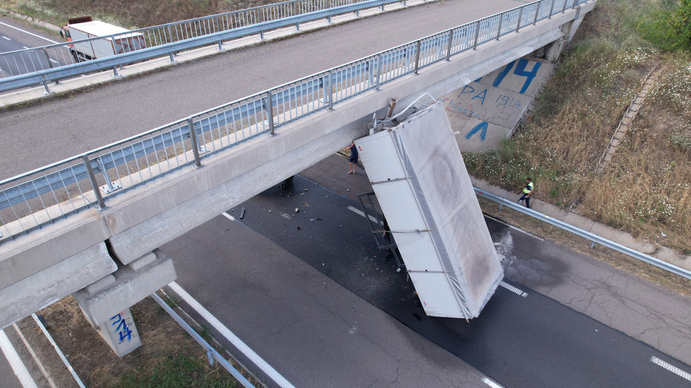 Камион се удари в мост на АМ "Тракия"