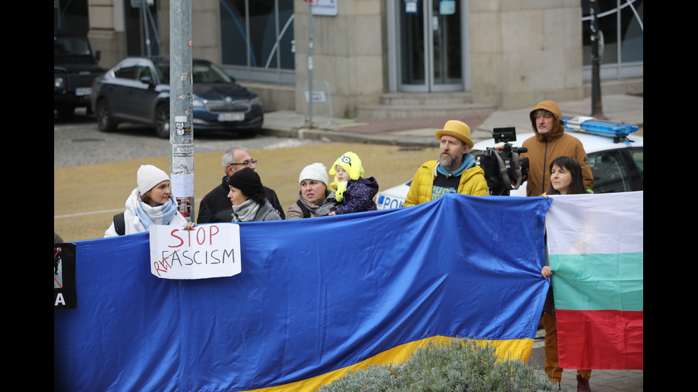 Митрофанова на литургия в Руската църква, протестиращи блокираха храма