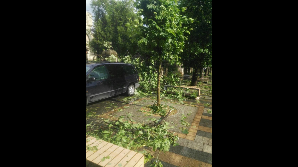 Градушка и ураганен вятър в Плевен и Кнежа