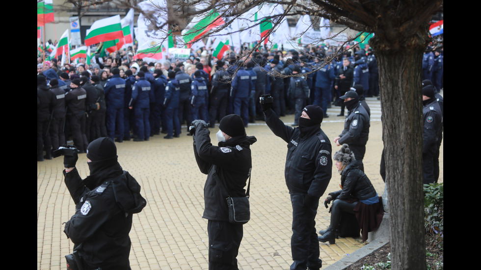 "Възраждане" организира протест срещу зеления сертификат, докараха водно оръдие пред НС