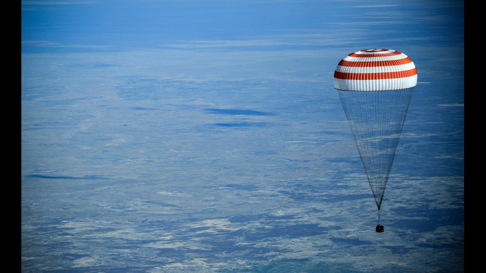 Астронавти кацнаха на Земята след 7 месеца на МКС