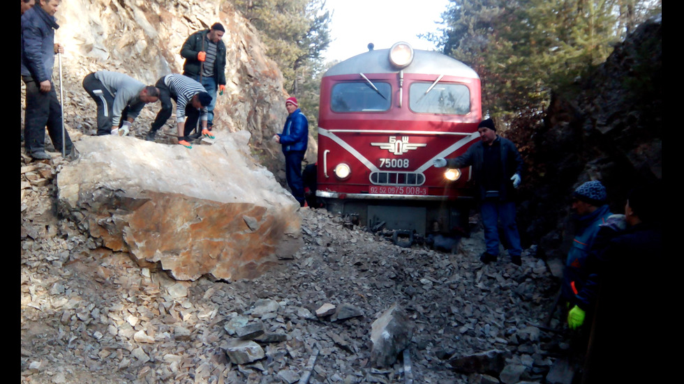 Пътнически влак дерайлира заради паднала скала на релсите