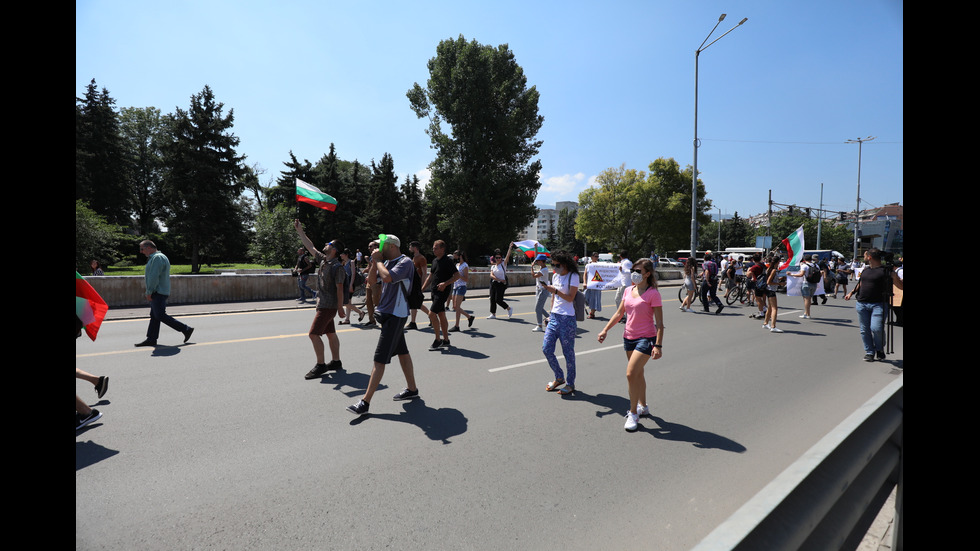 Група протестиращи блокира половин София