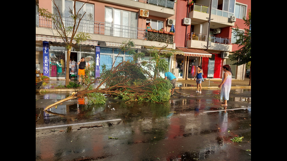 Буря нанесе щети в Бургас и Поморие