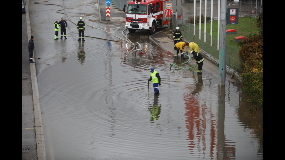 Наводнено кръстовище спря движението на няколко трамвайни линии в София