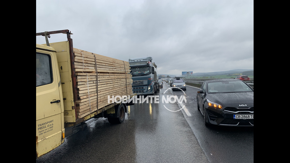 Задръстване на „Тракия” заради катастрофа, има ранен