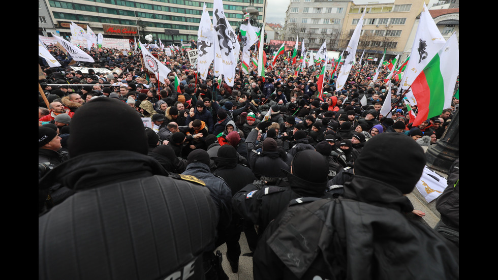 "Възраждане" организира протест срещу зеления сертификат, докараха водно оръдие пред НС