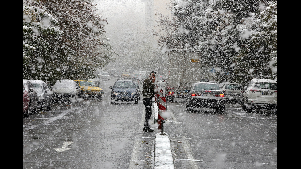 Сняг блокира трафика и затвори училищата в Техеран