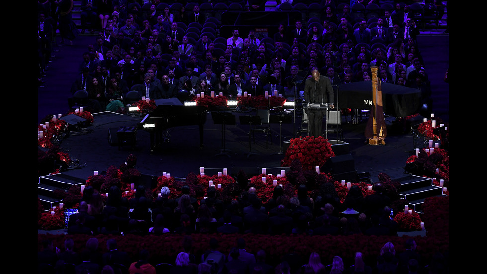 Хиляди се простиха с Коби Брайънт