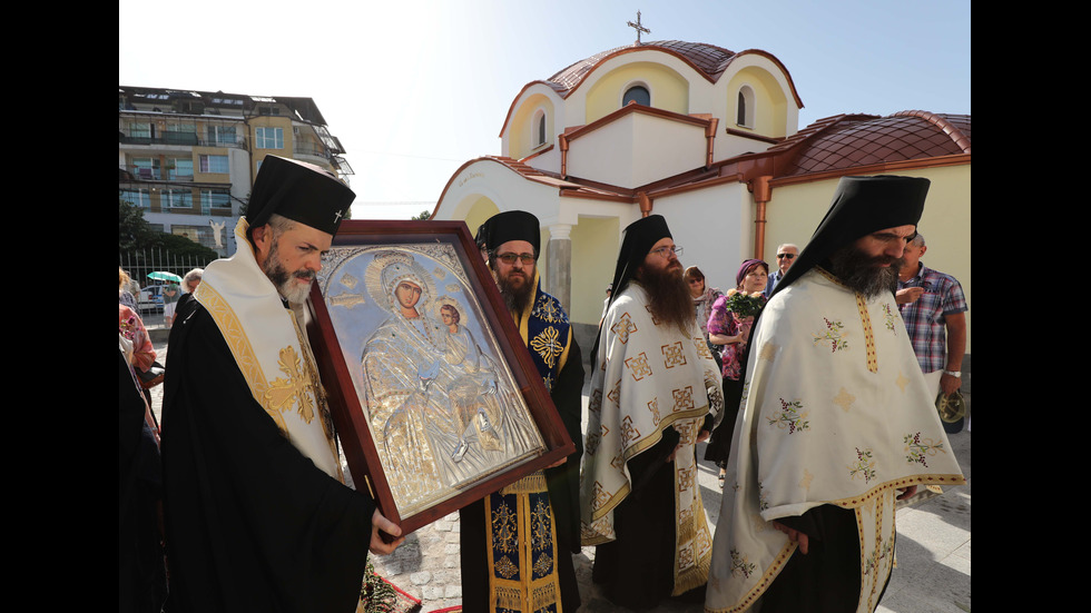 Десетки посрещнаха чудотворната икона на "Света Богородица" в София