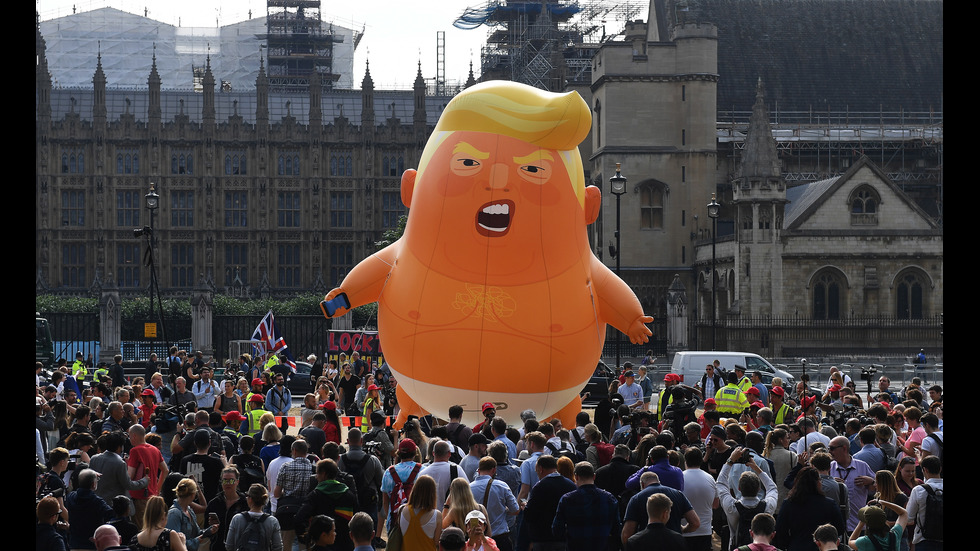 ПРОТЕСТ: Тръмп е "голямо, ядосано бебе с крехко его и малки ръчички"