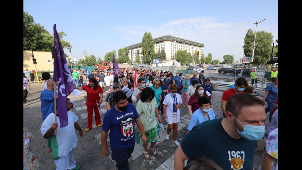 Протест пред "Пирогов" в защита на проф. Балтов