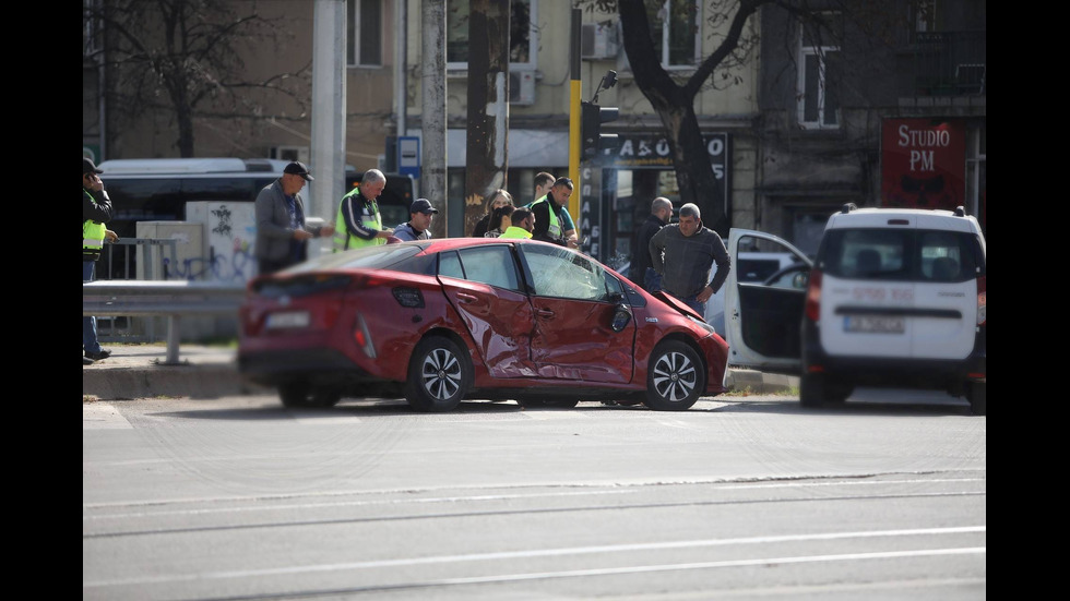 Верижна катастрофа между автобус и две коли на столично кръстовище