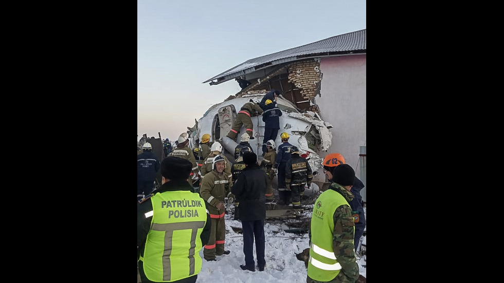 Самолет с 98 души на борда катастрофира в Казахстан, има жертви