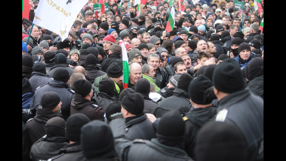 "Възраждане" организира протест срещу зеления сертификат, докараха водно оръдие пред НС