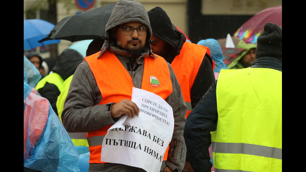 Пътните строители отново на протест, паркираха камиони пред Народното събрание