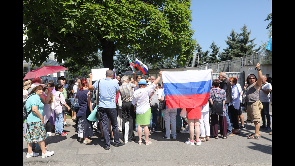 Протест пред руското посолство в София