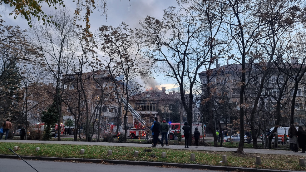 Запали се покрив на жилищна сграда в София