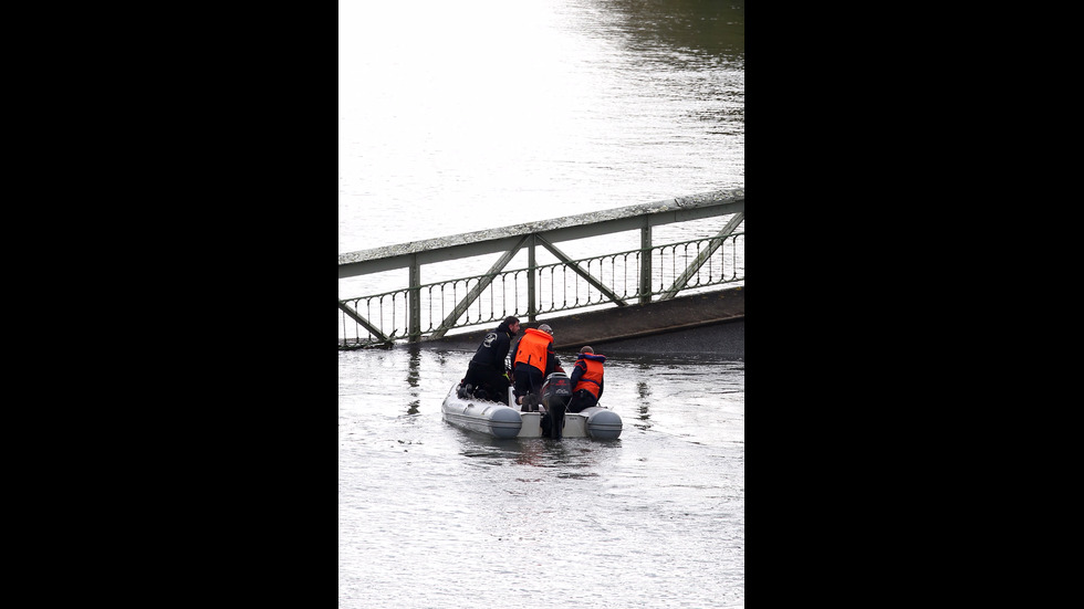 Мост се срути във Франция, има жертви и ранени
