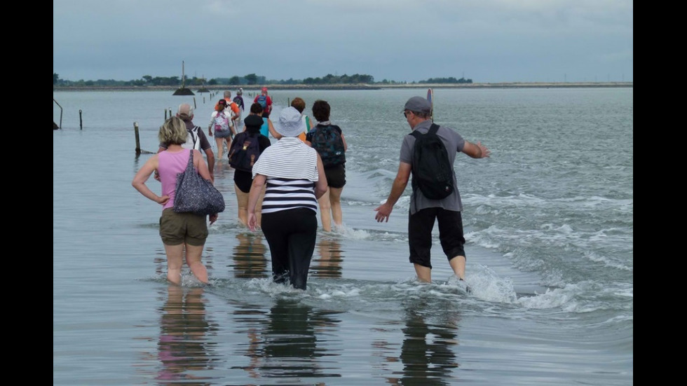 Опасен път във Франция изчезва под вода