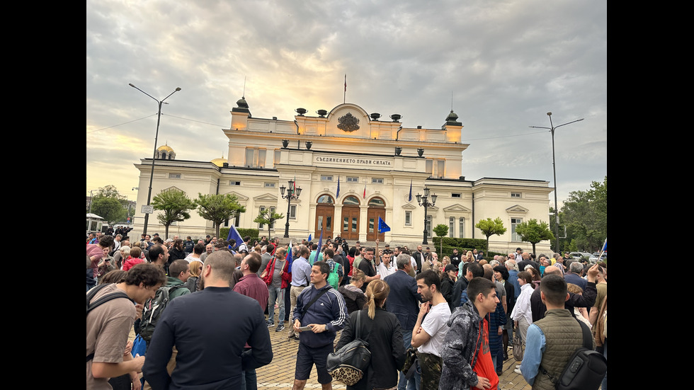 Протест пред президентството срещу думите на Радев, че мандатът вече е "дискредитиран"