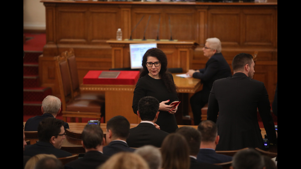 Парламентът решава дали да подкрепи проектокабинета "Габровски"