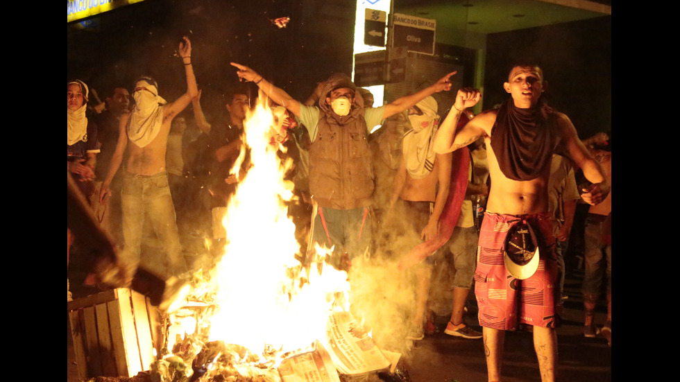 Подпалиха сградата на парламента в Парагвай при протест