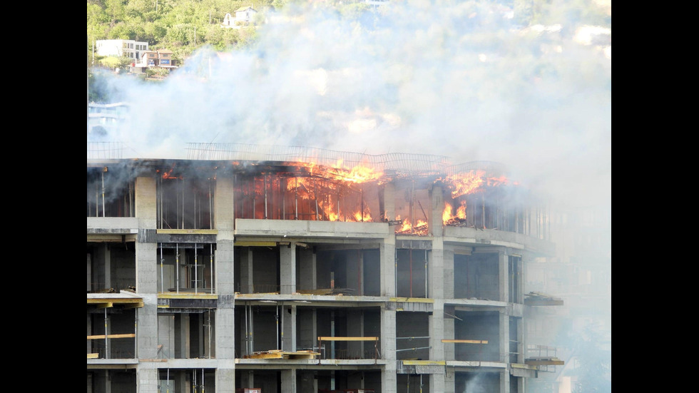 Пожар във висока новострояща се сграда във Варна