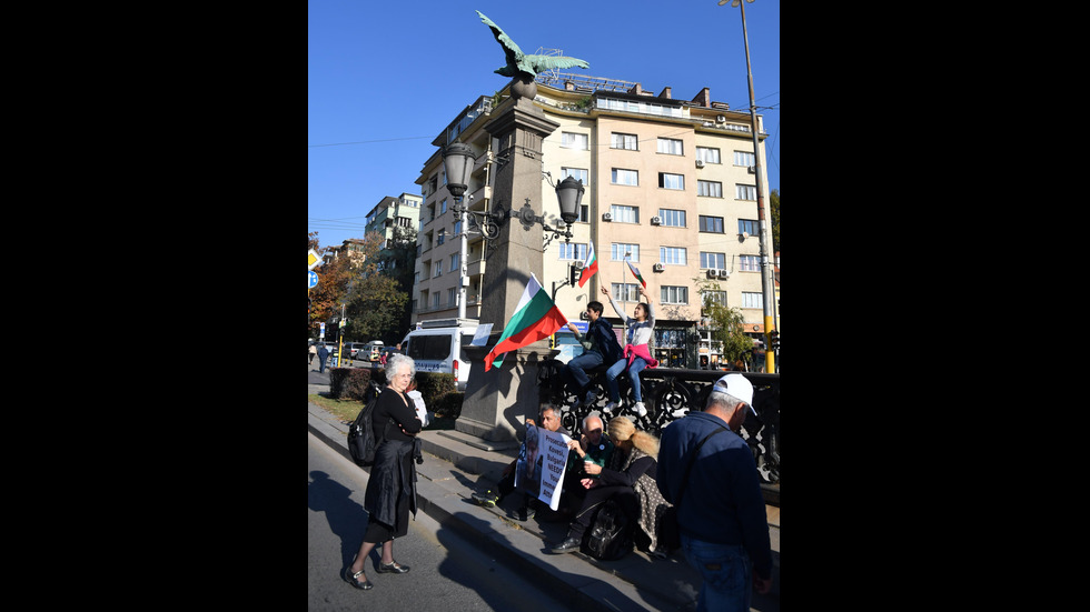 Протестиращи и полиция блокираха района около ВСС и Орлов мост