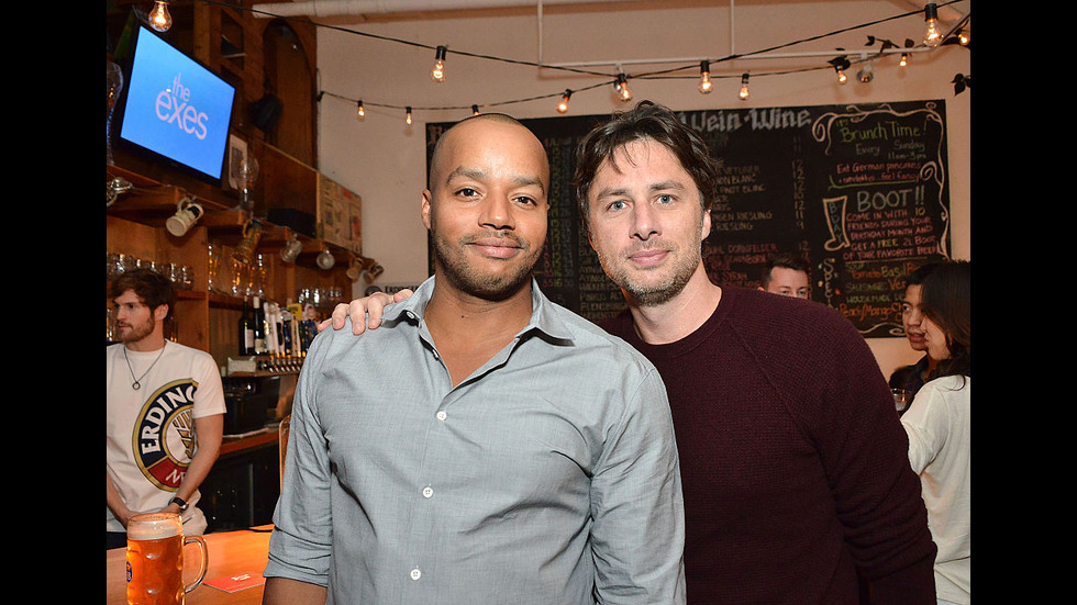 Екранни партньори от сериали, които запазиха приятелството си