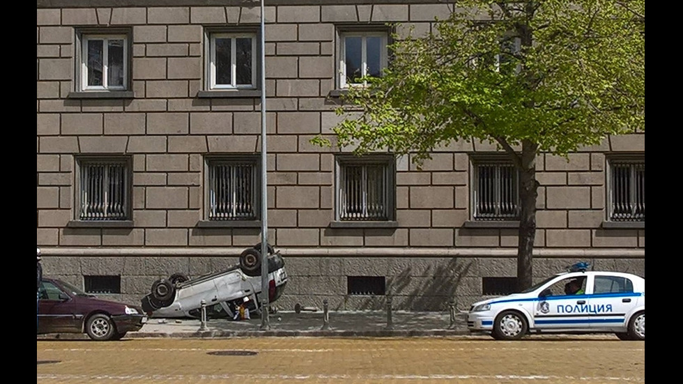 Пиян шофьор обърна колата си по таван пред Министерския съвет