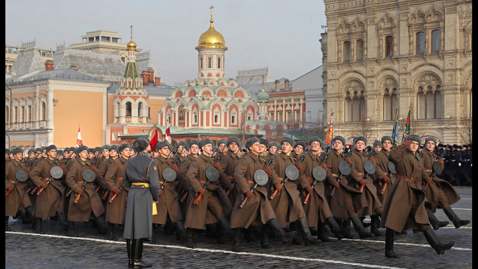 ВОЕНЕН ПАРАД В МОСКВА: Историческа възстановка на Червения площад