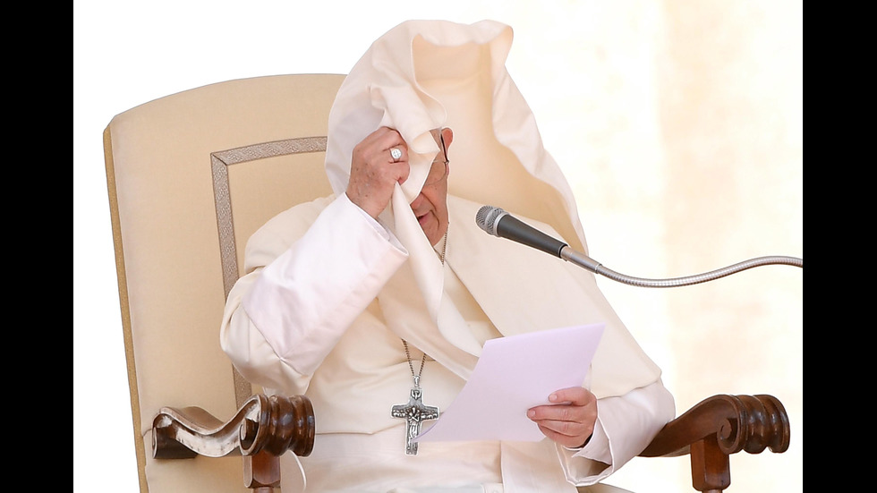 Вятърът погоди странен и забавен номер на папата