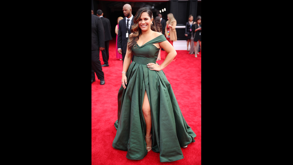 Стил и сексапил завладяха червения килим на наградите „Грами”