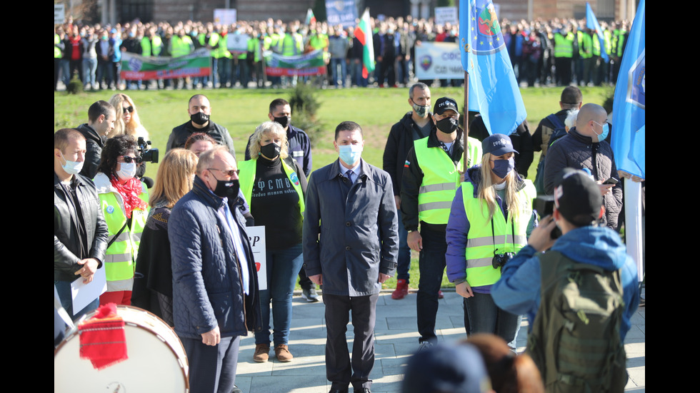 Полицейските служители излизоха на протест