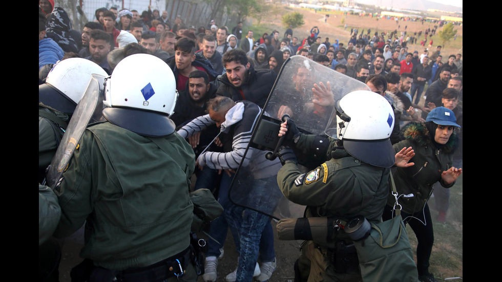 Около 200 мигранти в сблъсък с полицията в Гърция