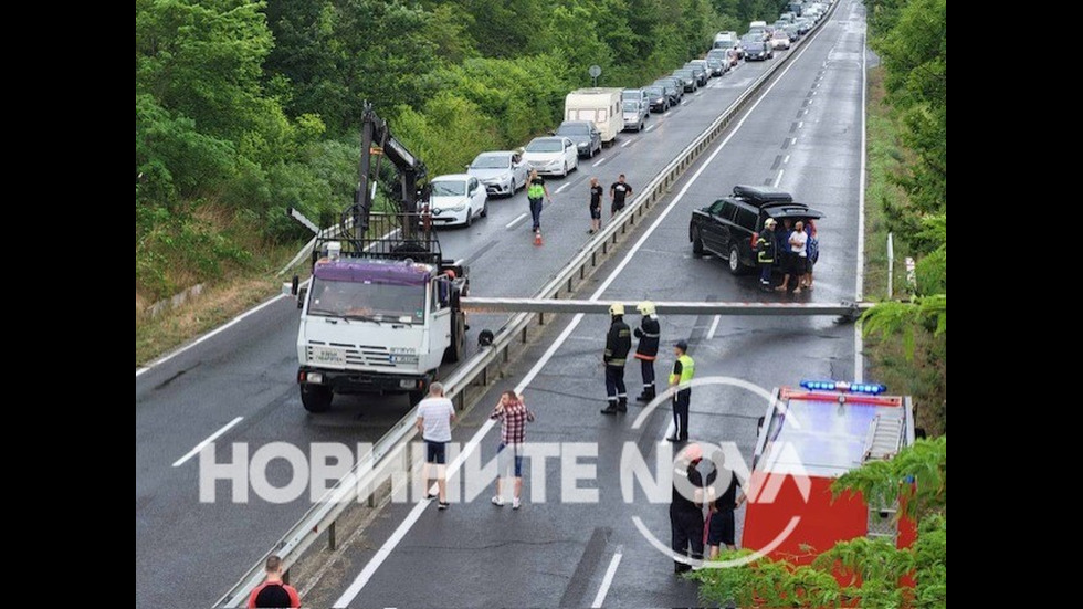 Камион събори предпазна рамка