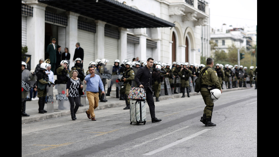 Близо 30 арестувани при безредици в Атина
