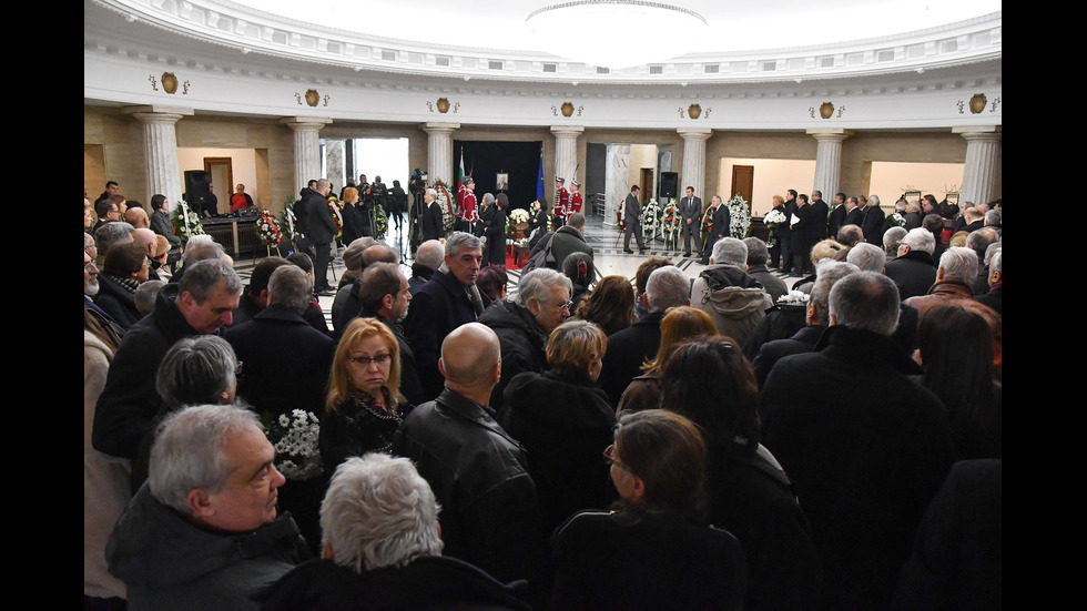 Стотици дойдоха да се сбогуват с академик Благовест Сендов