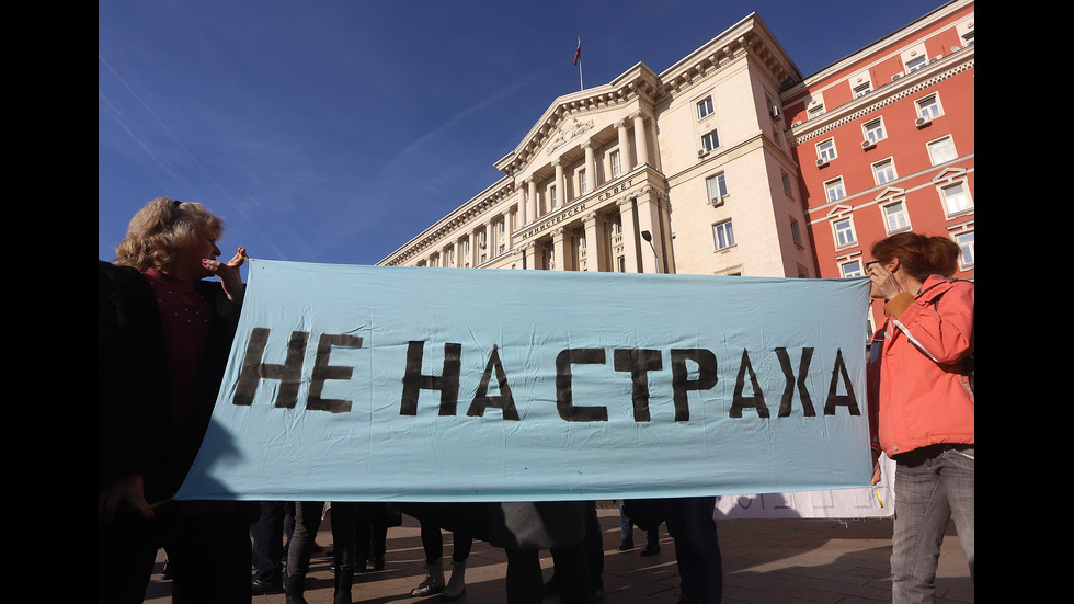 Медици пренощуваха пред МС, искат среща с Борисов