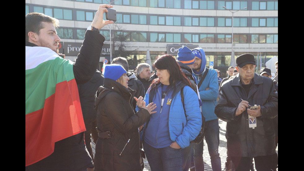 Фенове на „Левски” на протест пред парламента