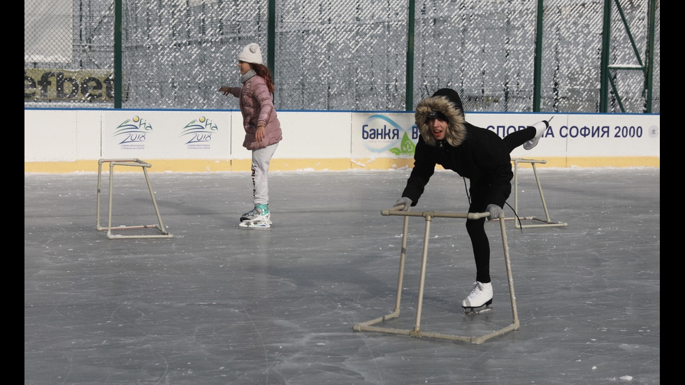 Ледената пързалка в София отвори врати