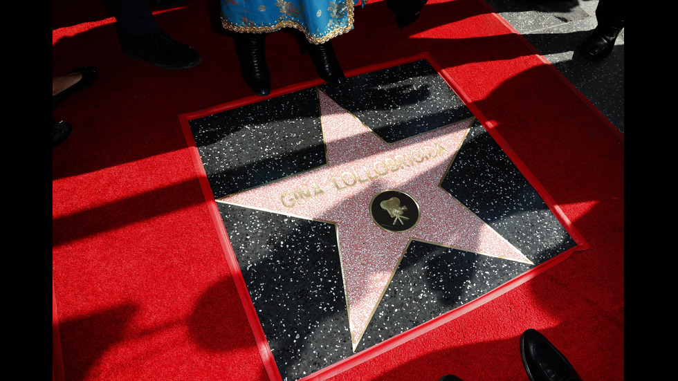 Джина Лолобриджида със своя звезда на Алеята на славата