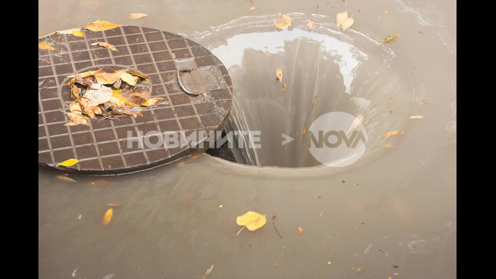 Проливен дъжд наводни улиците на Варна