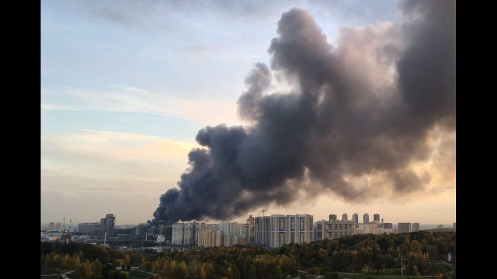 Пламъци обхванаха търговски комплекс в Москва