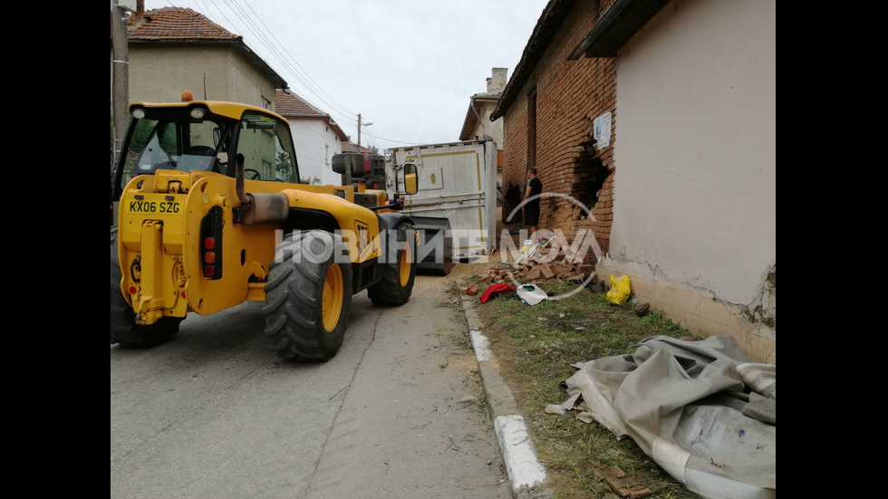 Камион се обърна в плевенско село, удари две къщи