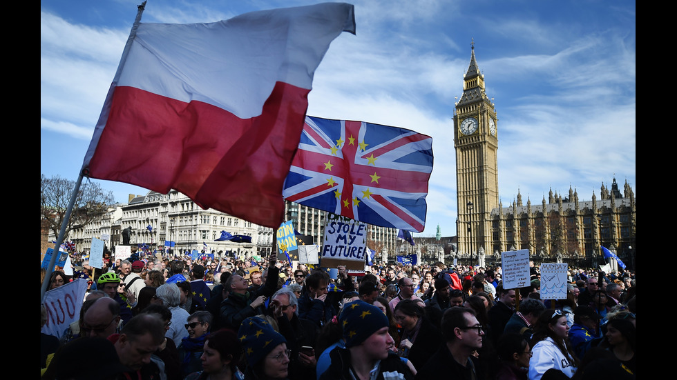 Близо 80 000 души протестират в Лондон срещу Brexit